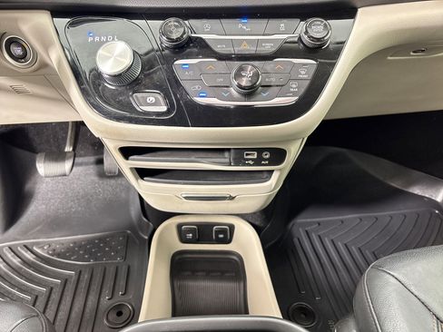 Used 2018 Chrysler Pacifica Touring-L image 23