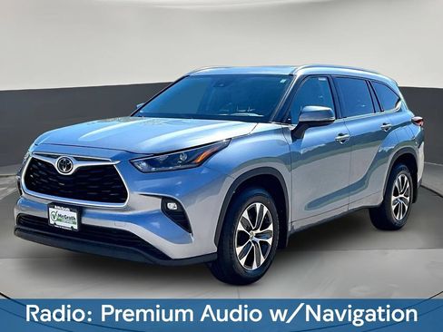 Used 2021 Toyota Highlander XLE AWD/4WD image 3