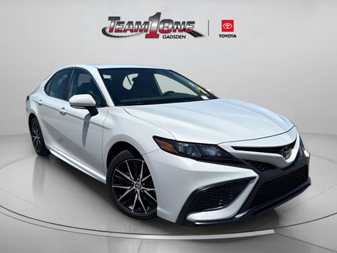 Used 2024 Toyota Camry SE FWD image 1