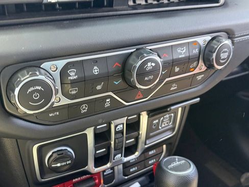 Used 2025 Jeep Gladiator Mojave w/ Convenience Group AWD/4WD image 9