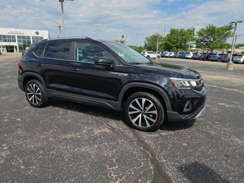 Certified 2023 Volkswagen Taos SE FWD image 3