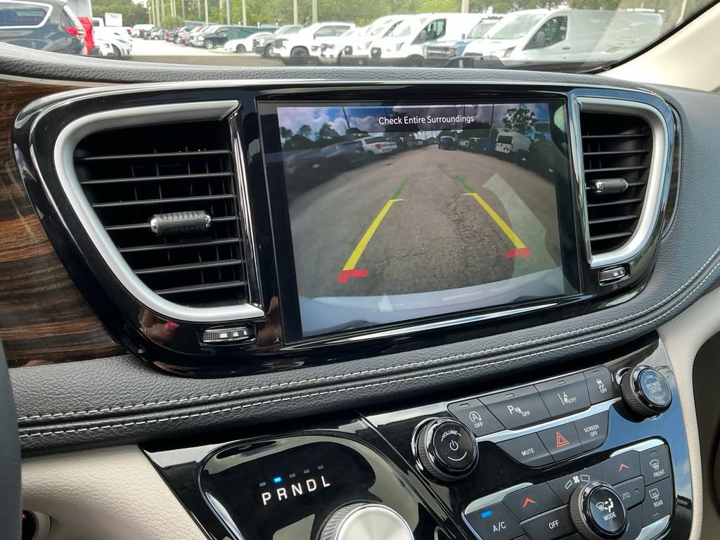 Used 2023 Chrysler Pacifica Limited FWD image 43