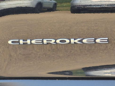 Used 2019 Jeep Cherokee Limited w/ Technology Group AWD/4WD image 10