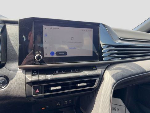 Used 2025 Toyota Camry SE FWD image 19