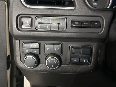 Used 2021 Chevrolet Tahoe Premier w/ Premium Package image 28