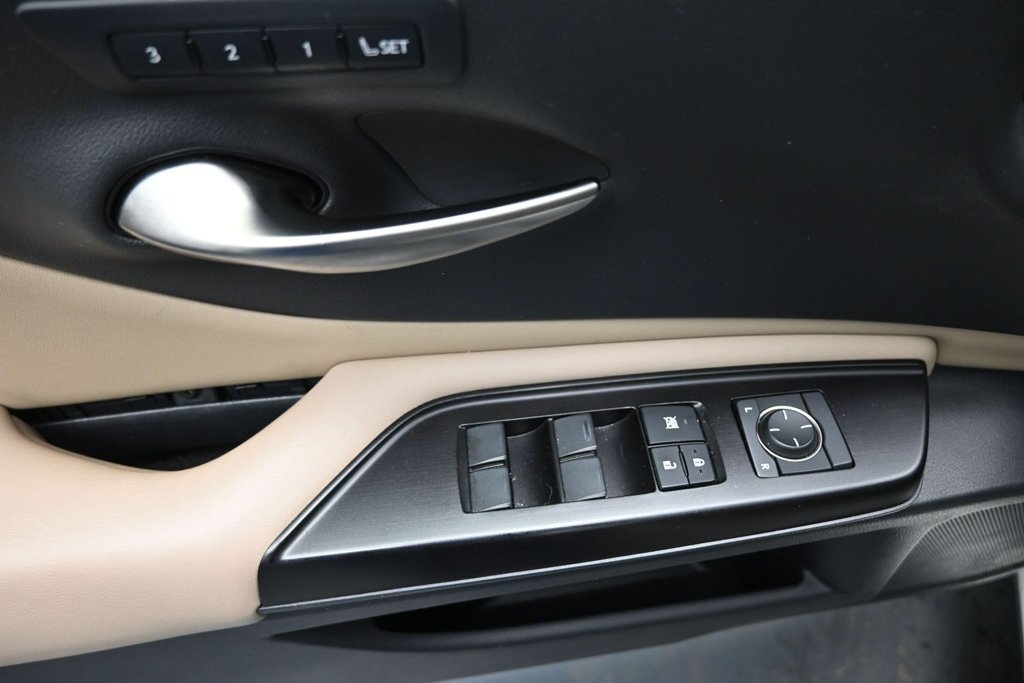 Used 2019 Lexus ES 300h w/ Premium Package FWD image 12
