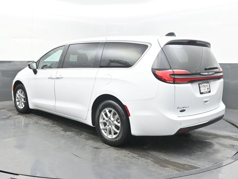 Used 2024 Chrysler Pacifica Touring-L FWD image 8