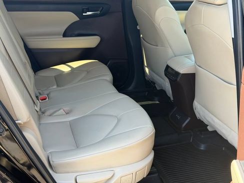 Used 2022 Toyota Highlander XLE FWD image 21