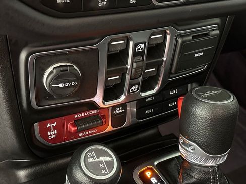 Used 2025 Jeep Gladiator Mojave w/ Safety Group AWD/4WD image 43