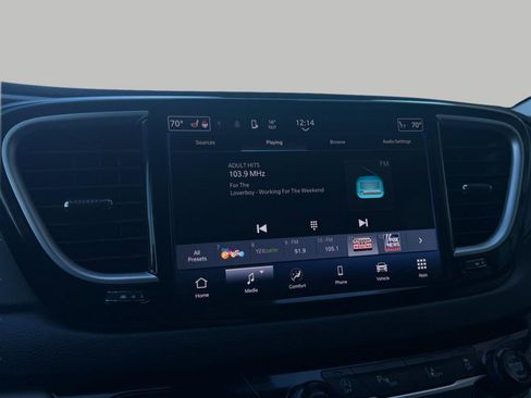 Used 2024 Chrysler Pacifica Touring-L image 39