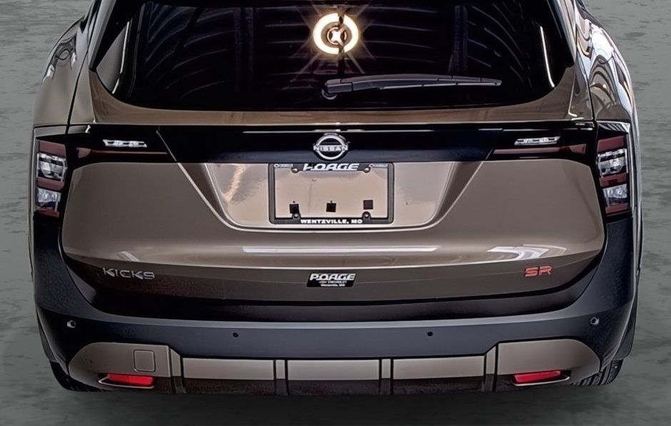 Used 2025 Nissan Kicks SR w/ SR Premium Package FWD image 11
