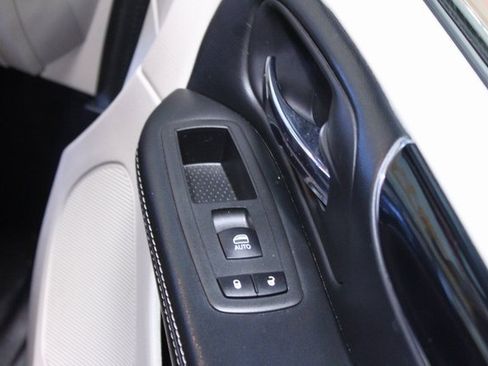 Used 2018 Dodge Grand Caravan SXT image 9