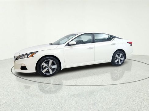 Used 2022 Nissan Altima SV image 4