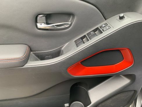 Used 2024 Nissan Frontier PRO-4X image 15