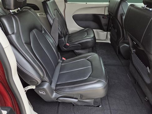 Used 2024 Chrysler Pacifica Touring-L FWD image 34