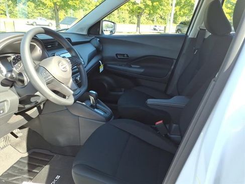 New 2025 Nissan Kicks Play S image 5