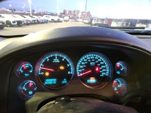 Used 2014 Chevrolet Suburban LT image 10