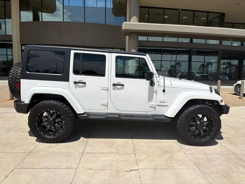 Used 2017 Jeep Wrangler Unlimited Sahara w/ Dual Top Group AWD/4WD image 43