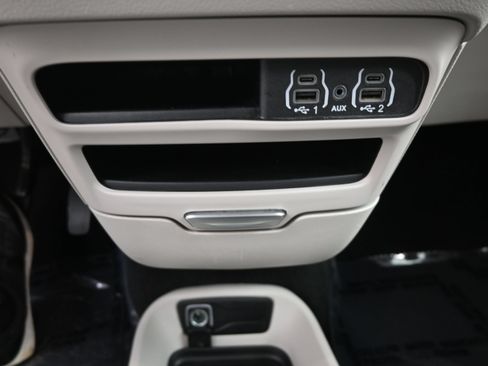 Used 2024 Chrysler Pacifica Touring-L FWD image 18