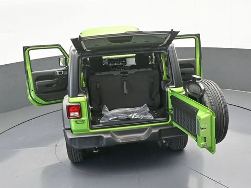 Used 2025 Jeep Wrangler Sport image 57