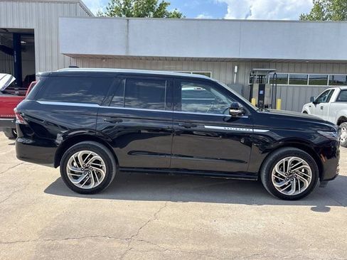 Used 2025 Lincoln Navigator Reserve AWD/4WD image 2