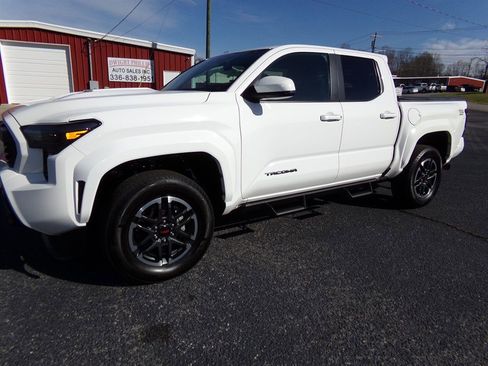 Used 2024 Toyota Tacoma TRD Sport image 1