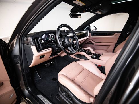 Certified 2024 Porsche Cayenne Turbo AWD/4WD image 4