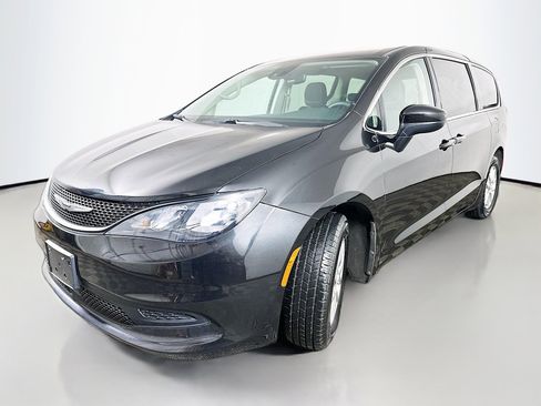 Used 2023 Chrysler Voyager LX image 3