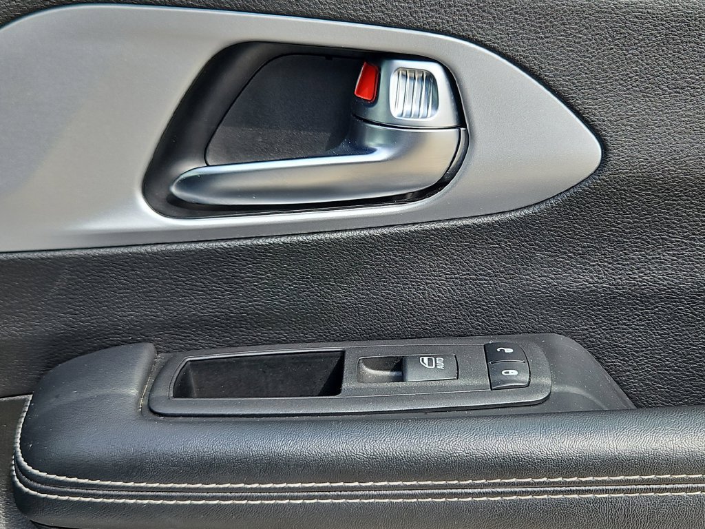 Used 2025 Chrysler Pacifica Limited FWD image 32
