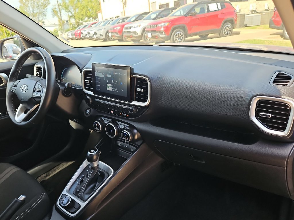 Used 2025 Hyundai Venue SEL FWD image 32