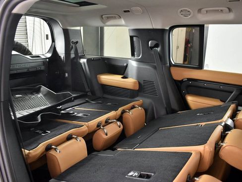 Used 2024 Land Rover Defender 130 S image 32