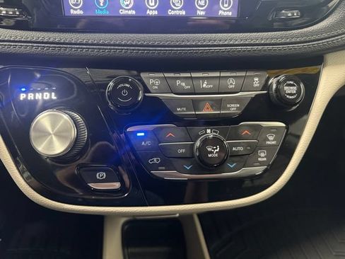 Used 2019 Chrysler Pacifica Limited w/ Tire & Wheel Group FWD image 3