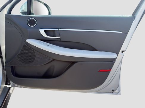 Used 2025 Hyundai Sonata SE FWD image 31