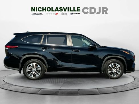 Used 2023 Toyota Highlander XLE FWD image 6