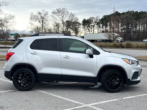 Used 2022 Chevrolet Trax LT w/ Driver Confidence Package image 20