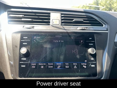 Used 2023 Volkswagen Tiguan SE w/ Panoramic Sunroof Package FWD image 11