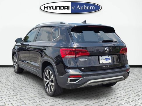 Used 2023 Volkswagen Taos SE w/ Panoramic Sunroof Package FWD image 9