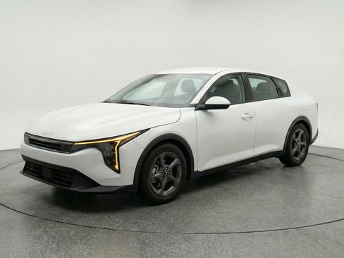 Used 2025 Kia K4 FWD image 3