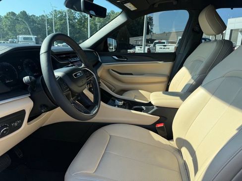 Used 2025 Jeep Grand Cherokee L Limited w/ Luxury Tech Group II AWD/4WD image 4