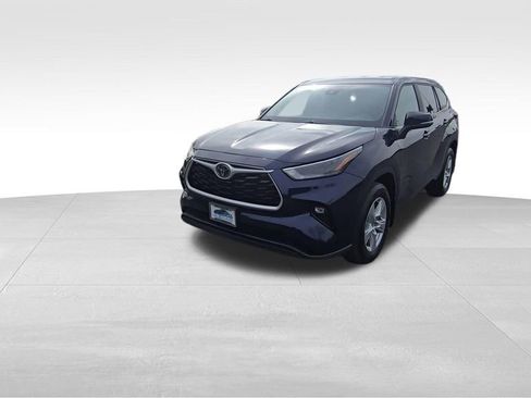 Used 2024 Toyota Highlander AWD image 3