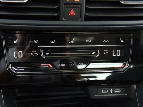 Certified 2025 Volkswagen Jetta SE w/ Sunroof Package FWD image 15
