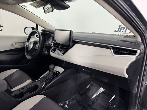 Used 2025 Toyota Corolla LE image 29