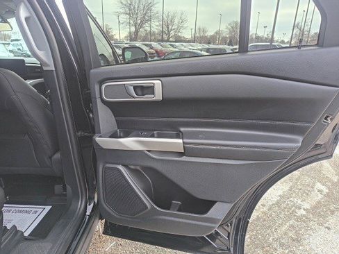 Used 2022 Ford Explorer XLT image 16