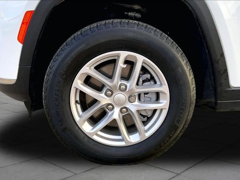 Used 2025 Jeep Grand Cherokee L Laredo RWD image 11