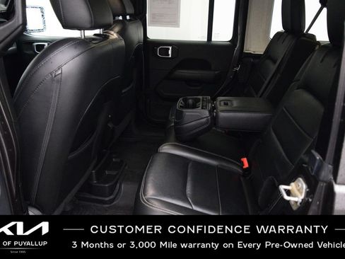 Used 2018 Jeep Wrangler Unlimited Sahara AWD/4WD image 12