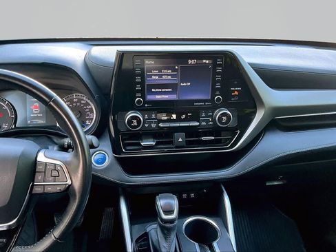 Used 2020 Toyota Highlander LE FWD image 7