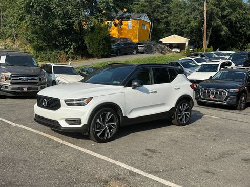 Used 2019 Volvo XC40 T5 R-Design image 3