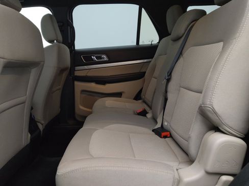Used 2018 Ford Explorer XLT image 18