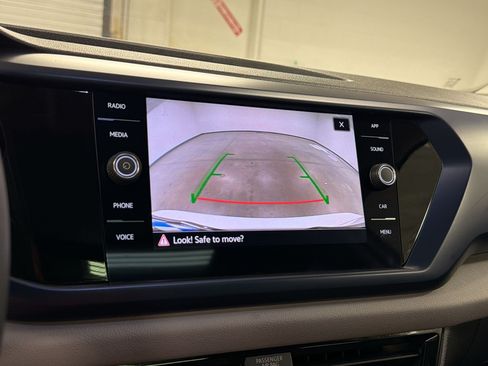 Used 2023 Volkswagen Taos SE w/ Panoramic Sunroof Package FWD image 16