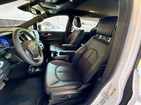 Used 2026 Chrysler Pacifica Select image 23